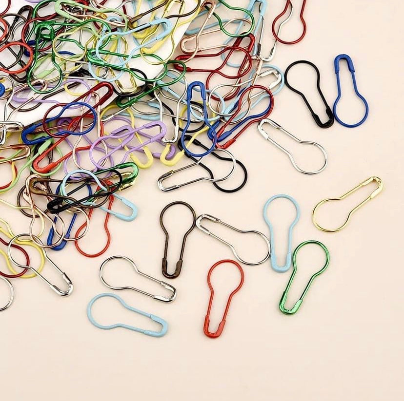 Assorted hijab pins in reusable pouch – snag-free and easy to use – Hijabaan