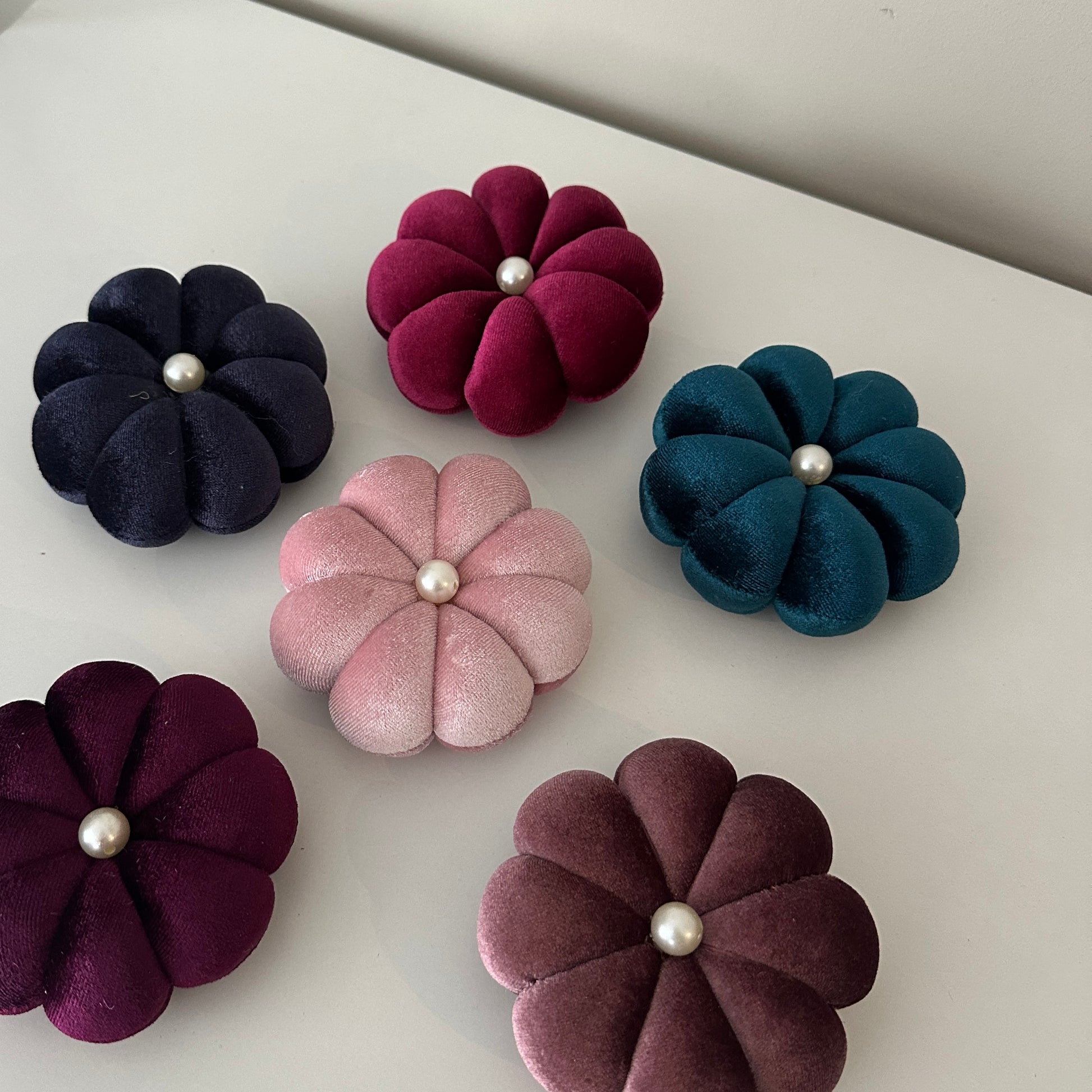 Round plush cushion for pearl pins and magnets – Hijabaan