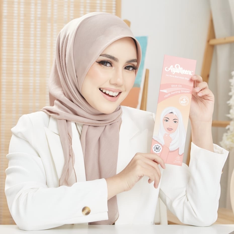Styling tape to shape hijab edges – modestwear accessory from Hijabaan