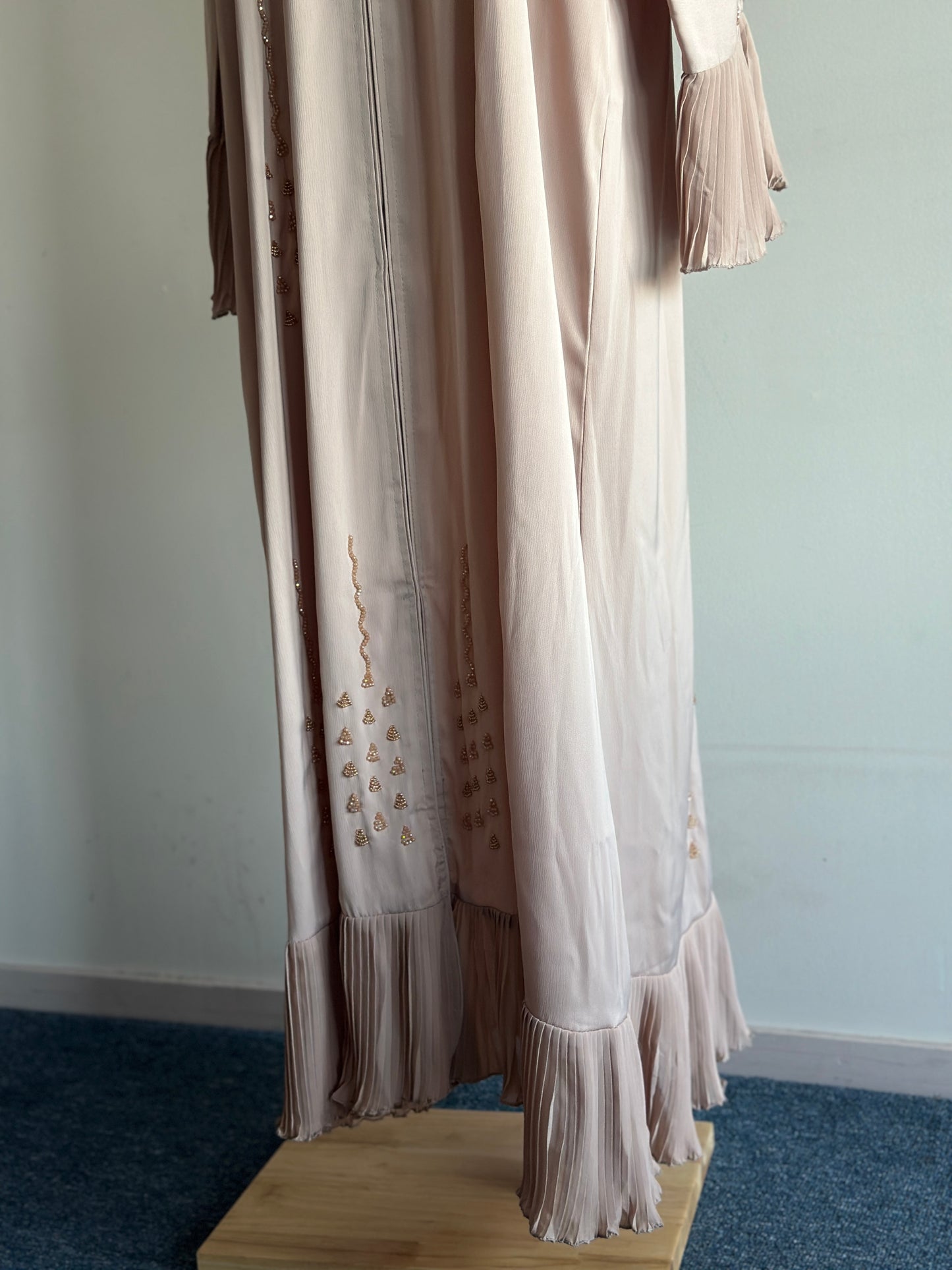 Elegant pleated Dubai Abaya Rania available in black and beige – Hijabaan