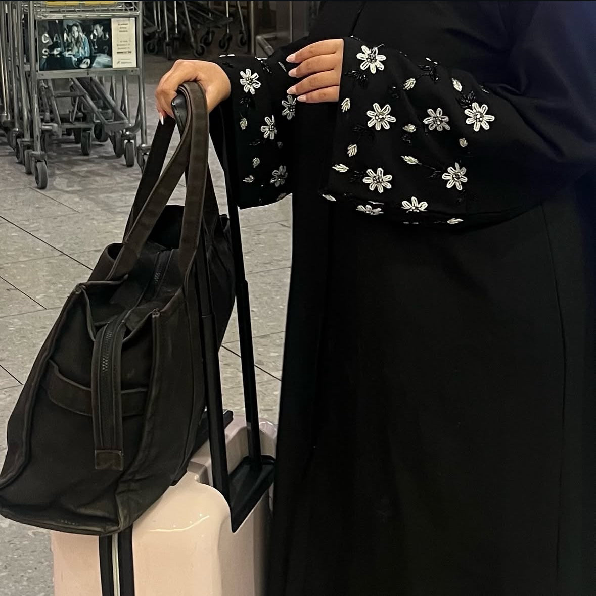 Noor Abaya Black & Pink – Side view with flared sleeves